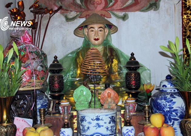 Tượng Phật chùa Một Cột đội nón, mặc áo mưa!? Tượng Phật chùa Một Cột đội nón, mặc áo mưa!?