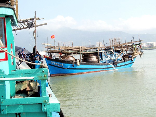 Kiên cường bám biển, canh tàu lạ Tàu ĐNa 90051 ngày xuất bến thành công Ảnh: Nam Cường