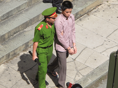 Rủ người yêu nhí trốn học về phòng trọ 'vui vẻ' Rủ người yêu nhí trốn học về phòng trọ 'vui vẻ'