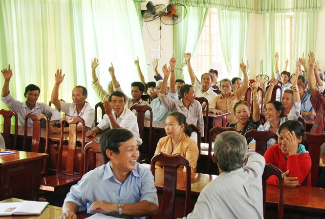 Nông dân được định hướng không khởi kiện Ông Trần Như Độ (người đang cười) trước biểu quyết của nông dân xã Phước An chấp nhận hỗ trợ từ Cty Vedan