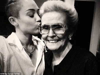 Miley Cyrus thể hiện tình cảm với bà bằng hình xăm Miley Cyrus thể hiện tình cảm với bà bằng hình xăm