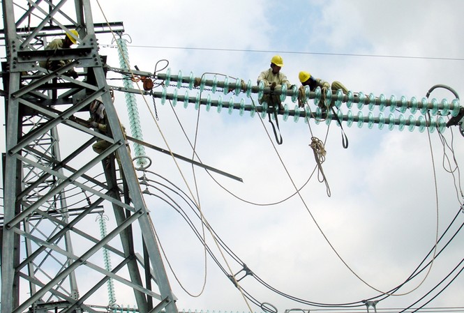 Độc quyền và đặc quyền Công nhân ngành điện sửa chữa đường dây bị sự cố. Ảnh: Thục Quyên