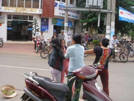 Hai người đàn bà đánh nhau náo loạn chỉ vì cái xô rác Hai người đàn bà đánh nhau náo loạn chỉ vì cái xô rác