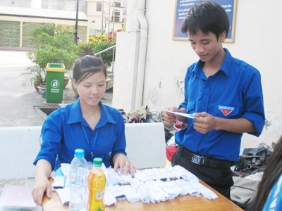 SVTN giữ điện thoại cho thí sinh SVTN giữ điện thoại cho thí sinh
