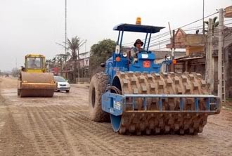 Tranh cãi vụ lái xe gây tai nạn, công ty phải bồi thường thiệt hại Một lái xe của CÔng ty Thống Nhất đang điều khiển xe lu trên công trường