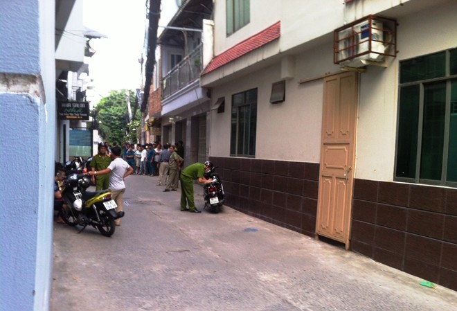 Xông vào nhà cắt cổ người yêu rồi tự sát Xông vào nhà cắt cổ người yêu rồi tự sát