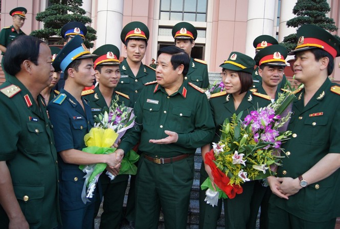 Nâng lương trước niên hạn cho 10 người tiêu biểu Nâng lương trước niên hạn cho 10 người tiêu biểu