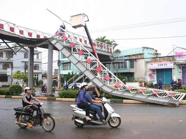 Xe ben lôi sập cầu vượt cao 5 mét Hiện trường vụ TNGT khiến cây cầu vượt sụp đổ