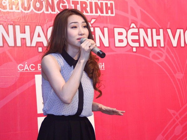 Ngân Khánh kín đáo mang âm nhạc đến bệnh viện Ngân Khánh kín đáo mang âm nhạc đến bệnh viện