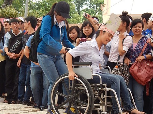 Bạn trẻ thử ngồi xe lăn chia sẻ với người khuyết tật Bạn trẻ thử ngồi xe lăn chia sẻ với người khuyết tật