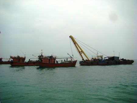 Một ngư dân bị gió thổi bay xuống biển Một ngư dân bị gió thổi bay xuống biển