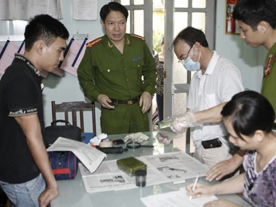 Lộ dần 'mảng tối' vụ Dương Chí Dũng Đại tá Dương Tự Trọng (mặc cảnh phục, đứng giữa) khi còn là Phó giám đốc Công an TP.Hải Phòng - Ảnh: P.H.S