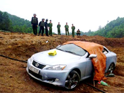 Nổ súng tiêu diệt nữ quái ma túy đi Lexus Xe của nhóm buôn ma túy