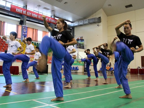 Sinh viên mừng sinh nhật bằng... võ thuật Sinh viên mừng sinh nhật bằng... võ thuật