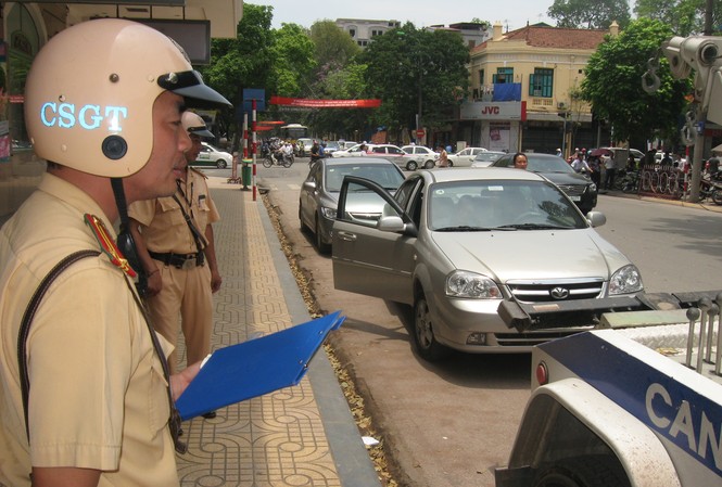 Hà Nội : 10 ngày, gần 3,5 tỷ đồng tiền phạt CSGT Hà Nội xử phạt lỗi dừng đỗ xe sai quy định. Ảnh: Văn Việt