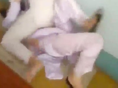 Nữ sinh mặc áo dài đánh nhau trên bục giảng Nữ sinh mặc áo dài đánh nhau trên bục giảng