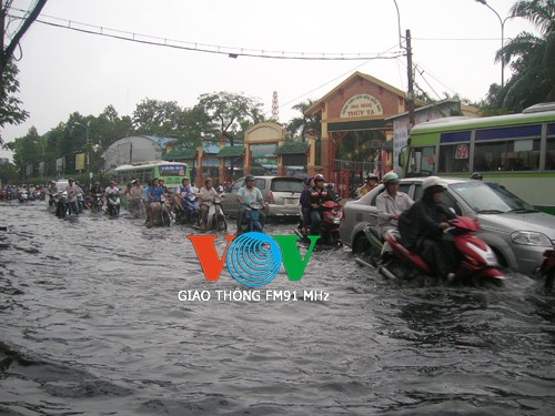 Dân Sài Gòn lội bì bõm sau mưa Dân Sài Gòn lội bì bõm sau mưa