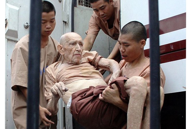 Khênh cụ ông 93 tuổi tới tòa để xử vụ cưỡng hiếp bốn chị em gái Khênh cụ ông 93 tuổi tới tòa để xử vụ cưỡng hiếp bốn chị em gái