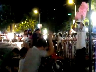'Sốc' với những hành động quái dị 'Sốc' với những hành động quái dị