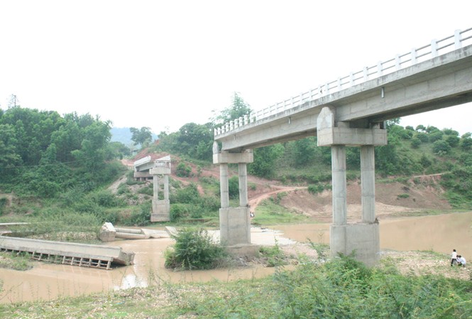 Nhịp cầu chưa nối bờ vui Cầu Ao Giang từ sau trận lũ lịch sử 2008. Ảnh: N.T