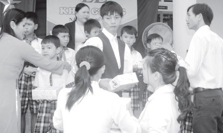 Người nhận tiền từ thiện đi làm từ thiện Người nhận tiền từ thiện đi làm từ thiện