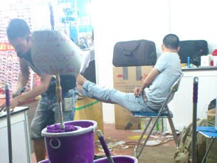 Đột nhập kho hàng Trung Quốc đội lốt hàng Việt Đột nhập kho hàng Trung Quốc đội lốt hàng Việt
