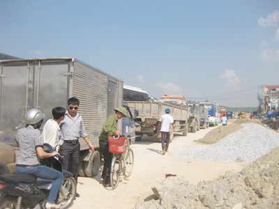 Thi công bừa bãi gây ùn tắc Vật liệu thi công ở nhiều đoạn bừa bãi là nguyên nhân ùn tắc Ảnh: H.L
