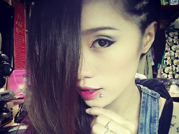 Thiếu nữ Hà thành xỏ khuyên ngón tay, rốn và... lưỡi Thiếu nữ Hà thành xỏ khuyên ngón tay, rốn và... lưỡi