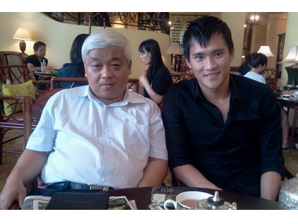 Công Vinh ký hợp đồng ba năm với bầu Kiên Công Vinh ký hợp đồng ba năm với bầu Kiên