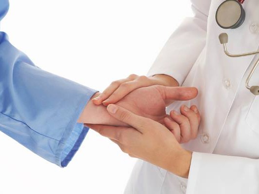 Bác sĩ trẻ 'dúi phong bì' cứu sống bệnh nhân Bác sĩ trẻ 'dúi phong bì' cứu sống bệnh nhân