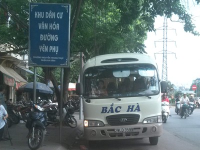 Xe 'dù', bến 'cóc' ngang nhiên hoạt động giữa Thủ đô Xe 'dù', bến 'cóc' ngang nhiên hoạt động giữa Thủ đô