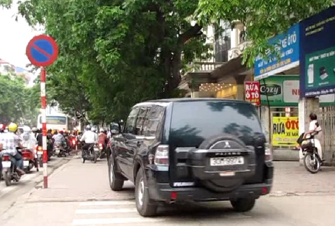 Xế hộp 'làm xiếc' trên vỉa hè Xế hộp 'làm xiếc' trên vỉa hè