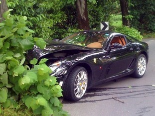 Siêu xe Ferrari 599 GTB ‘hôn’ gốc cây Siêu xe Ferrari 599 GTB ‘hôn’ gốc cây