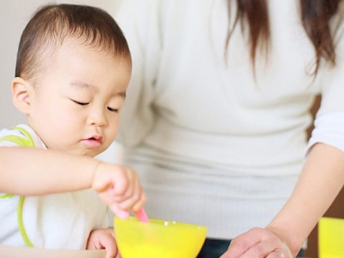 6 sai lầm của mẹ khi cho con ăn sữa chua 6 sai lầm của mẹ khi cho con ăn sữa chua
