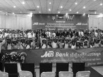 MB trao tặng 2.100 mũ bảo hiểm MB trao tặng 2.100 mũ bảo hiểm