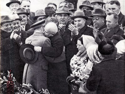 Gagarin và N.S Khrutsov nói gì trong cuộc điện đàm đầu tiên? Tổng bí thư Khrutsov ôm hôn Gagarin. Người trùm khăn, đeo kính là vợ Gagarin. Xung quanh là lãnh đạo Đảng, Nhà nước Xô Viết