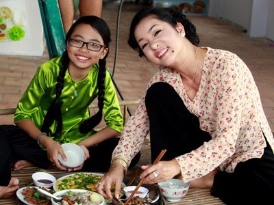 Diễn viên hài Thúy Nga 'làm mẹ' Phương Mỹ Chi Diễn viên hài Thúy Nga 'làm mẹ' Phương Mỹ Chi