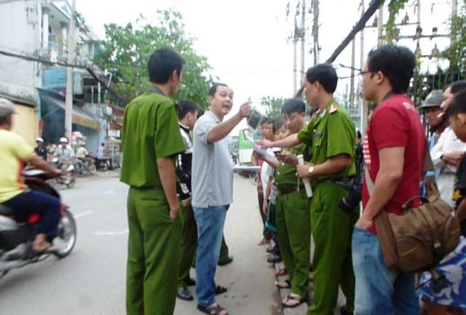 Ngã xuống đường bị xe buýt cán chết Ngã xuống đường bị xe buýt cán chết