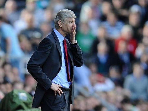'Giáo sư' Wenger khoe tài...đá bóng 'Giáo sư' Wenger khoe tài...đá bóng