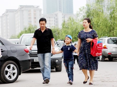 Xe hơi tấp nập đưa 'heo vàng' đi thi lớp 1 trường Nguyễn Siêu Xe hơi tấp nập đưa 'heo vàng' đi thi lớp 1 trường Nguyễn Siêu