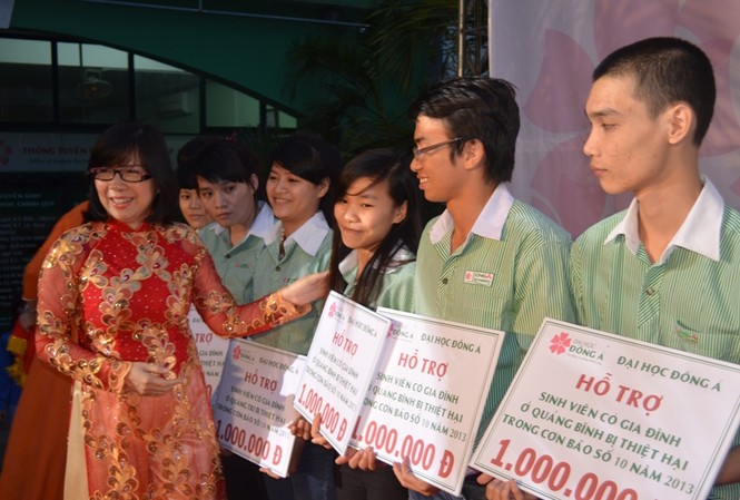 Đại học Đông Á trao học bổng cho sinh viên vùng bão lũ Cô nguyễn Thị Anh Đào – Chủ tịch HĐQT trường ĐH Đông Á trao tiền cho sinh viên