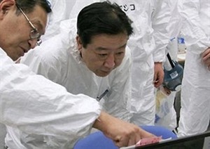 Thủ tướng Nhật khoác đồ chống phóng xạ vào Fukushima 1 Thủ tướng Nhật khoác đồ chống phóng xạ vào Fukushima 1