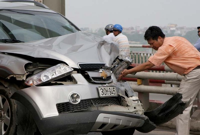Một giờ hai vụ tai nạn trên cầu Chương Dương Đầu chiếc xe Captiva Chevrolet bị nát vụn