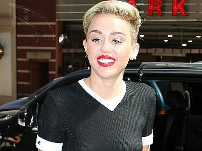 Miley Cyrus kiên quyết không chịu mặc áo ngực Miley Cyrus kiên quyết không chịu mặc áo ngực