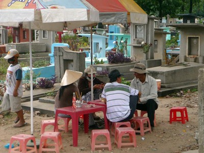 Đắt hàng như bán giải khát trong…nghĩa trang Đắt hàng như bán giải khát trong…nghĩa trang