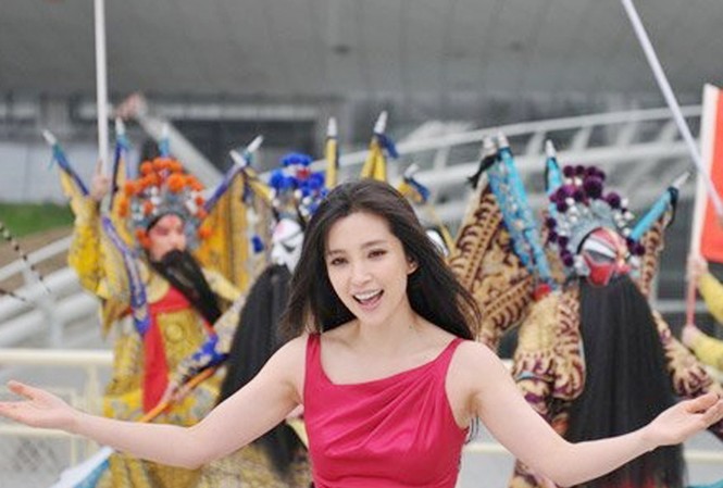Expo Thượng Hải bồi thường 3 triệu USD cho ca sỹ Nhật? Minh tinh màn bạc Lý Băng Băng hát trong video clip ca khúc bị coi là đạo nhạc