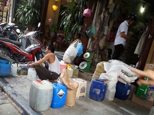 Mua axit dễ như rau, bao nhiêu cũng có Mua axit dễ như rau, bao nhiêu cũng có