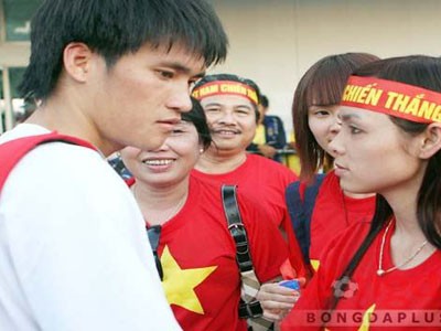 Chuyện tình Công Vinh: Vừa nồng thắm duyên quê đã vắt chanh bỏ vỏ Chuyện tình Công Vinh: Vừa nồng thắm duyên quê đã vắt chanh bỏ vỏ