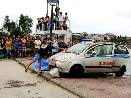 Xác người trong taxi chìm dưới hồ 18 ngày hiếc xe và tài xế được vớt lên bờ phục vụ điều tra
