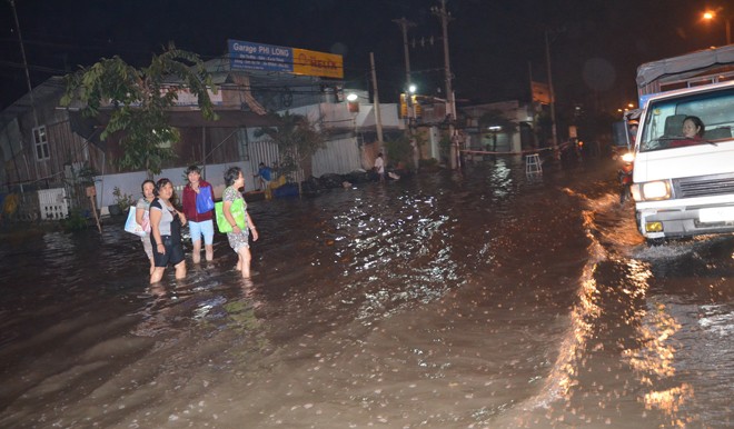 Triều cường 'nuốt' gần 1 km Quốc lộ 1 Triều cường 'nuốt' gần 1 km Quốc lộ 1
